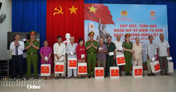 Lãnh đạo các trại giam trong Cụm giao ban Công tác Đảng và công tác quần chúng số 8 trao quà cho các gia đình người có công với cách mạng tại xã Diên Lâm.