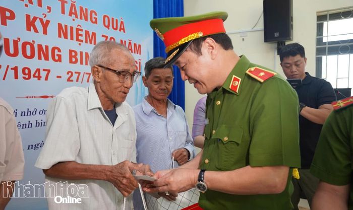 Thiếu tướng Phạm Văn Thân trao quà cho các gia đình có công với cách mạng tại xã Diên Lâm.