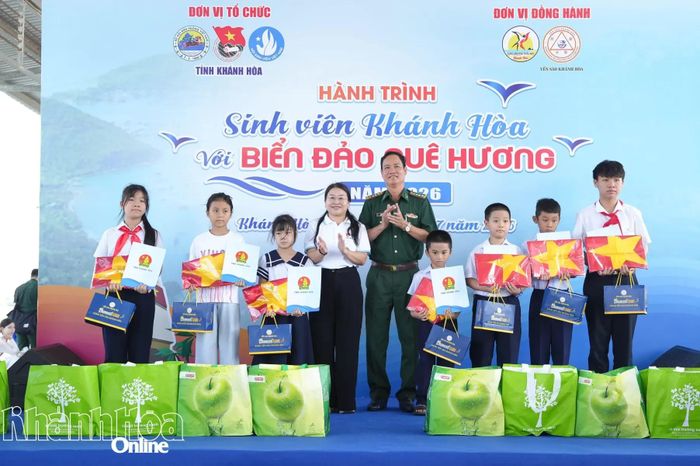 Các đại biểu trao học bổng cho học sinh.