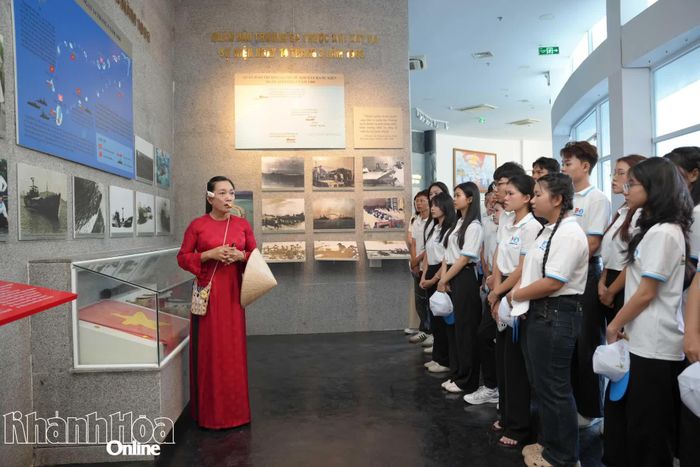 Các sinh viên tìm hiểu về sự kiện Gạc Ma năm 1988 và truyền thống đấu tranh, anh dũng hy sinh của các thế hệ đi trước để bảo vệ chủ quyền biển, đảo.