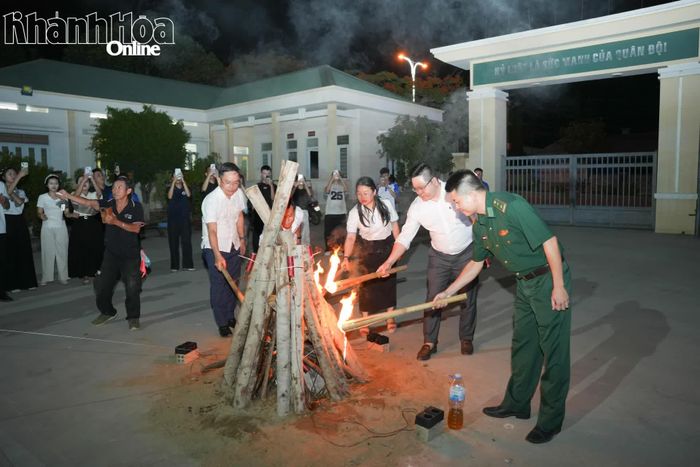 Các đại biểu thực hiện đốt lửa trại.