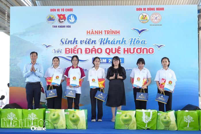 Các đại biểu trao học bổng cho học sinh.