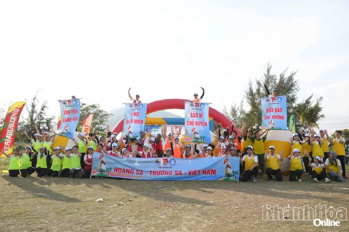Các sinh viên tham gia hoạt động teambuilding.