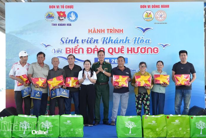 Trao quà cho các ngư dân.