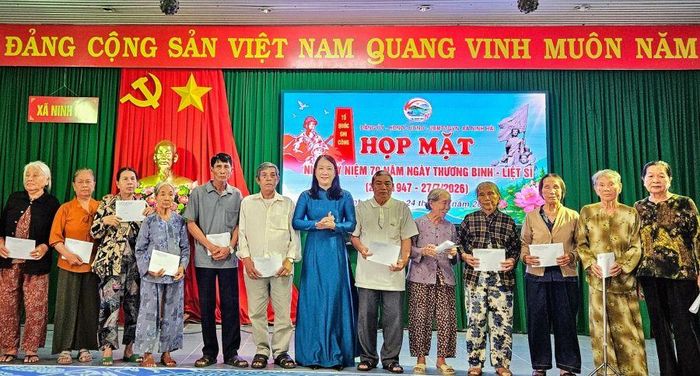 Lãnh đạo Đảng ủy xã Ninh Hải trao quà cho người có công với cách mạng.