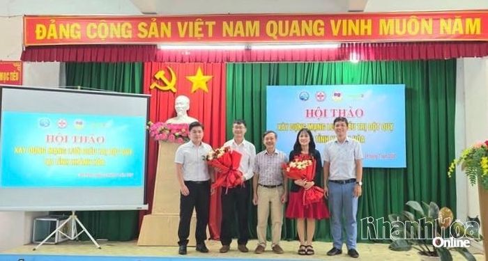 Lãnh đạo Trung tâm Cấp cứu 115 Khánh Hòa tặng hoa cảm ơn các đơn vị đồng hành tổ chức chương trình.