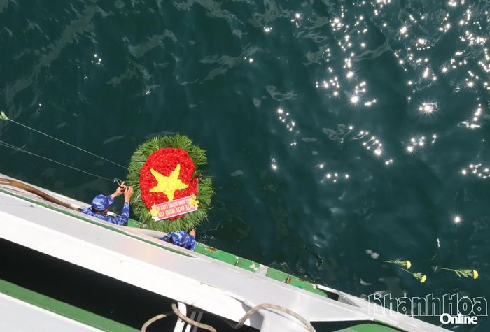 Đoàn công tác thả hoa tưởng niệm các anh hùng liệt sĩ tại Bến tàu không số Vũng Rô.