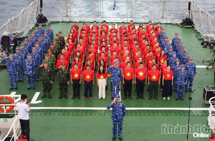 Đoàn công tác tổ chức lễ chào cờ trên boong tàu.