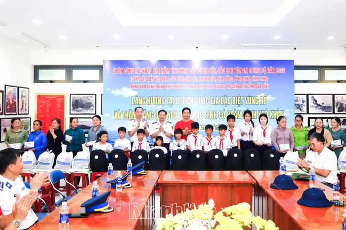 Đoàn công tác tặng quà cho các gia đình ngư dân và học sinh có hoàn cảnh khó khăn.
