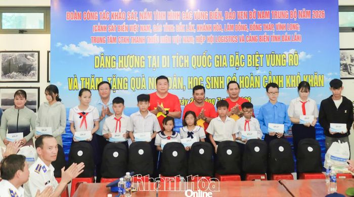 Đoàn công tác tặng quà cho các gia đình ngư dân và học sinh có hoàn cảnh khó khăn.
