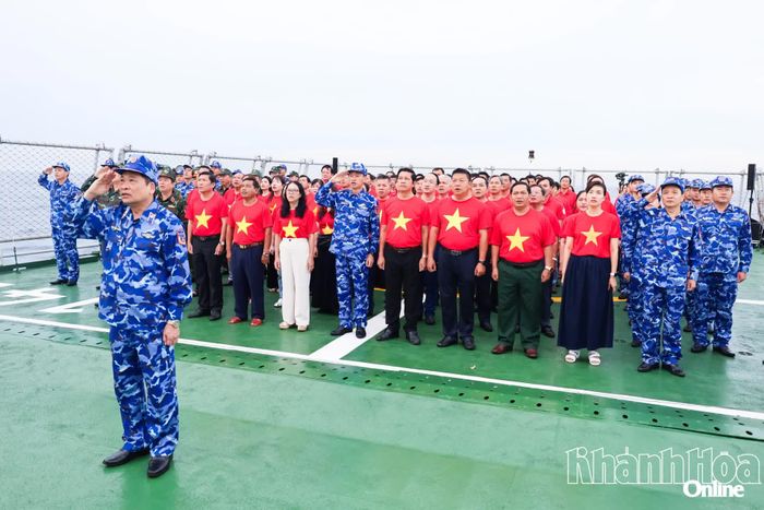 Các đại biểu dự lễ chào cờ trên boong tàu.