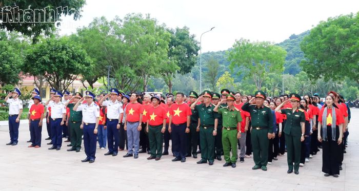 Đoàn công tác tổ chức lễ chào cờ tại Di tích Đường Hồ Chí Minh trên biển.
