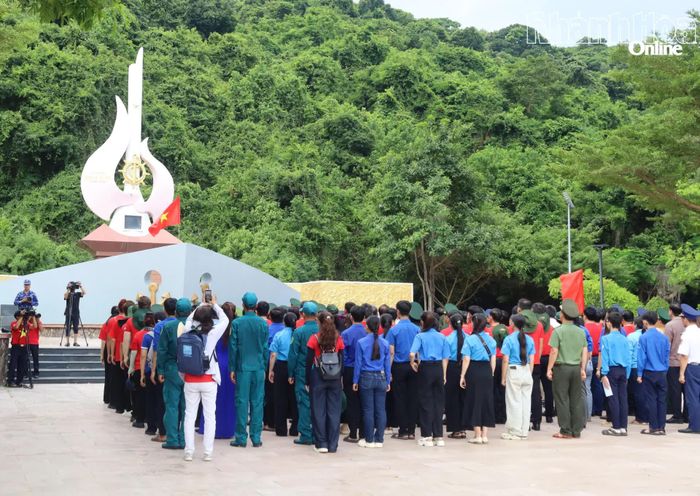 Quang cảnh lễ chào cờ tại Di tích Đường Hồ Chí Minh trên biển.