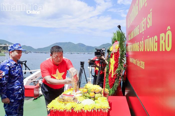 Đồng chí Võ Hoàn Hải - Ủy viên Ban Thường vụ Tỉnh ủy, Trưởng Ban Tuyên giáo và Dân vận Tỉnh ủy dâng hương tưởng nhớ các anh hùng liệt sĩ tại Bến tàu không số Vũng Rô.