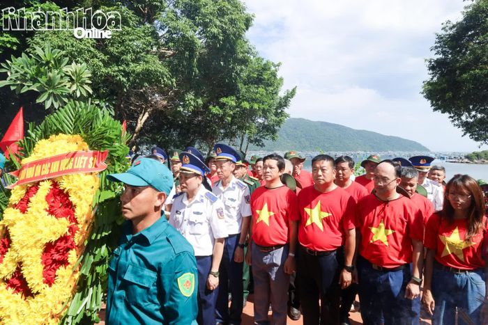 Đoàn công tác dâng hoa, dâng hương tại Khu di tích quốc gia đặc biệt Bến tàu không số Vũng Rô.