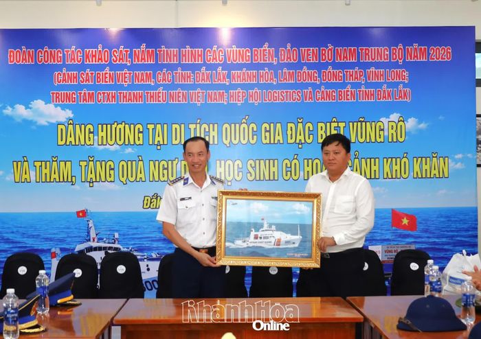 Đoàn công tác tặng quà lưu niệm cho Khu di tích lịch sử Vũng Rô.