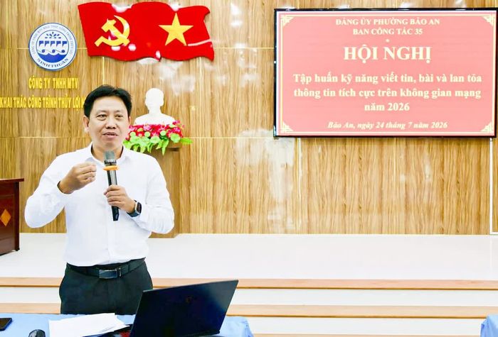 Nhà báo Cung Phú Quốc hướng dẫn kỹ năng viết tin, xử lý ảnh cho các học viên.