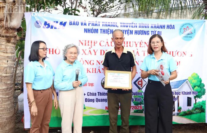 Đại diện Nhóm thiện nguyện Hương Từ Bi Khánh Hòa trao bảng tượng trưng tặng 63 triệu đồng cho gia đình ông Nguyễn Văn Tâm.
