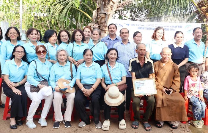 Đoàn thiện nguyện và đại diện địa phương chụp hình lưu niệm cùng gia đình ông Nguyễn Văn Tâm.