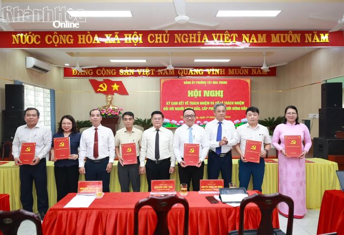 Cán bộ phường Tây Nha Trang ký cam kết trước sự chứng kiến của Thường trực Đảng ủy phường.