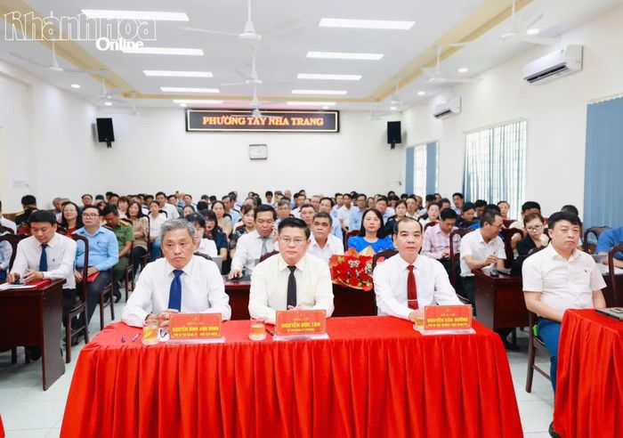 Lãnh đạo Đảng ủy phường Tây Nha Trang và đại biểu dự hội nghị.