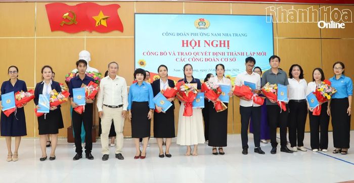 Lãnh đạo Liên đoàn Lao động tỉnh, UBND phường và Công đoàn phường Nam Nha Trang trao quyết định thành lập, tặng hoa chúc mừng các công đoàn cơ sở.