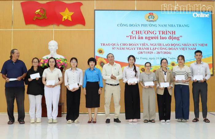 Lãnh đạo Liên đoàn Lao động tỉnh và phường Nam Nha Trang trao quà tri ân đoàn viên, người lao động.