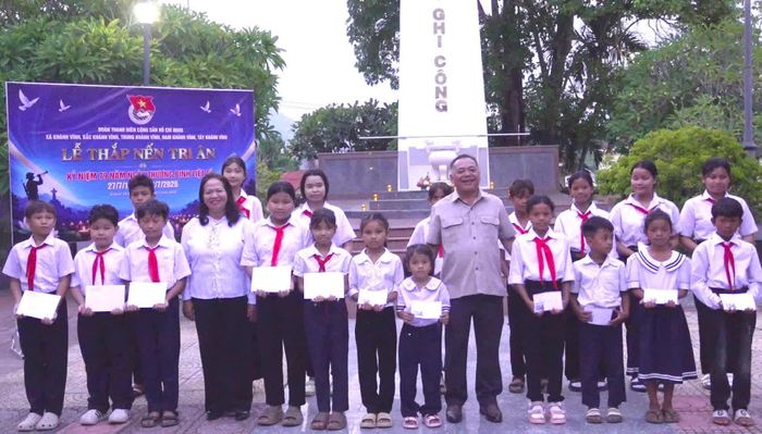 Trao quà cho các học sinh có hoàn cảnh khó khăn. Ảnh: PHÙNG QUỲNH.