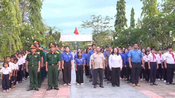 Các đại biểu tham dự lễ thắp nến tri ân. Ảnh: PHÙNG QUỲNH.