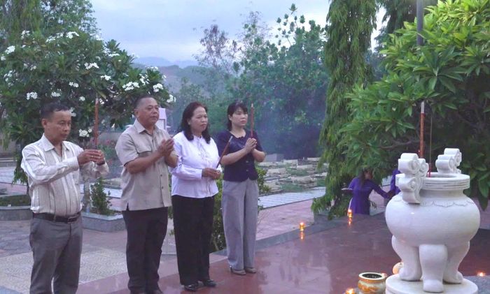 Lãnh đạo các địa phương dâng hương tại Đài liệt sĩ xã Khánh Vĩnh. Ảnh: PHÙNG QUỲNH.