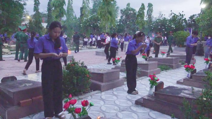 Các đoàn viên, thanh niên thắp hương tại các phần mộ liệt sĩ. Ảnh: PHÙNG QUỲNH.