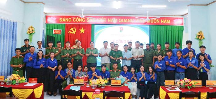 Các đại biểu chụp hình lưu niệm cùng đội hình tình nguyện.