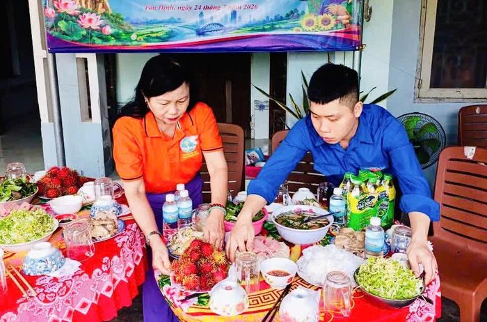 Các hội viên, đoàn viên chuẩn bị, sắp xếp các món ăn.