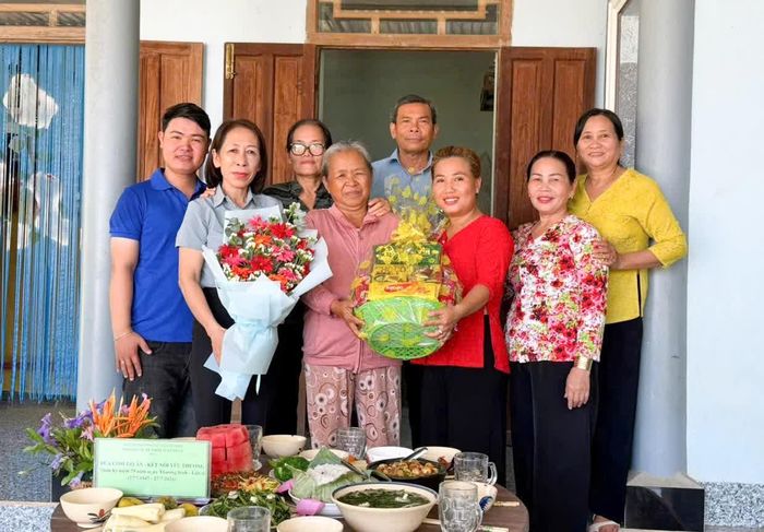 Chi hội Phụ nữ thôn Tuân Thừa cùng địa phương tổ chức bữa cơm tri ân và tặng quà gia đình chính sách.