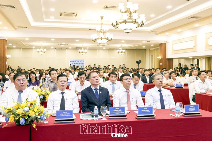 Các đồng chí lãnh đạo tỉnh, đại biểu tham dự lễ kỷ niệm.