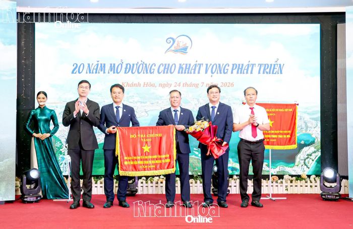 Đồng chí Nguyễn Khắc Hà và đại diện Bộ Tài chính trao cờ thi đua của Bộ Tài chính cho Ban Quản lý Khu kinh tế và Khu công nghiệp tỉnh.