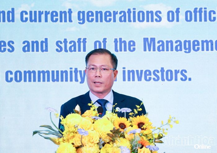 Ông Trần Minh Chiến - Trưởng Ban Quản lý Khu kinh tế và Khu công nghiệp tỉnh trình bày diễn văn kỷ niệm.