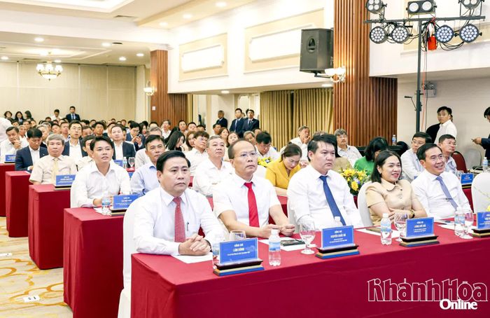 Đồng chí Lâm Đông, đồng chí Nguyễn Khắc Hà và các đồng chí lãnh đạo tỉnh, đại biểu tham dự lễ kỷ niệm.