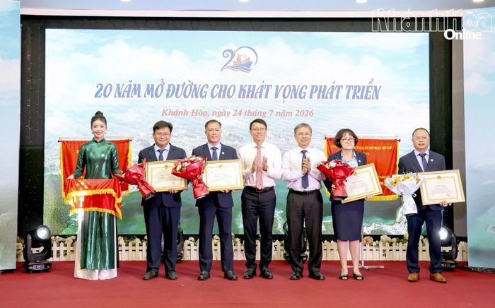 Các đồng chí Phó Chủ tịch UBND tỉnh: Trần Hòa Nam và Nguyễn Thanh Hà trao bằng khen của UBND tỉnh cho các tập thể, cá nhân.