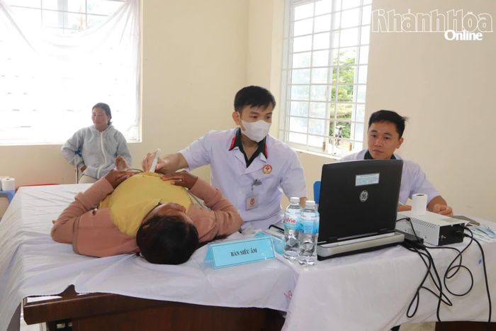 Tại chương trình, người dân được siêu âm tầm soát một số bệnh.
