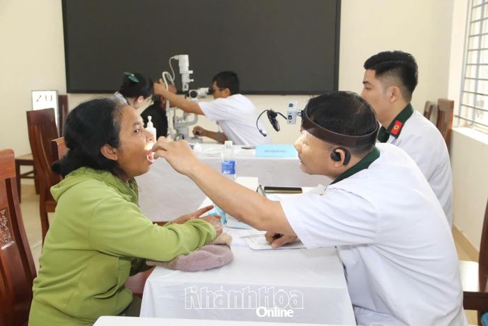 Người dân được khám các bệnh về răng miệng.