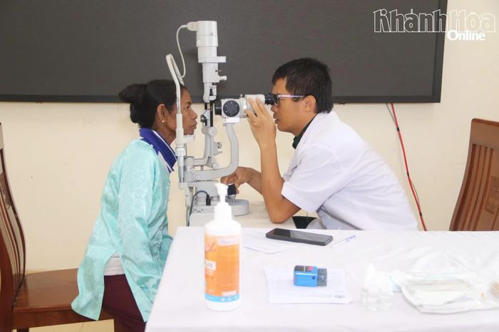 Cán bộ y tế Bệnh viện Quân y 87 kiểm tra các bệnh về mắt cho người dân.
