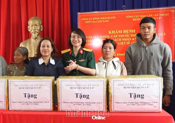 Lãnh đạo Bệnh viện Quân y 87 trao quà cho các gia đình chính sách.