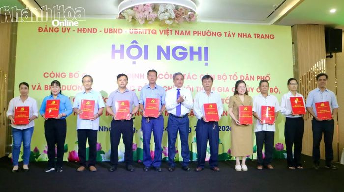 Ông Nguyễn Đình Anh Minh - Phó Bí thư Đảng ủy, Chủ tịch UBND phường Tây Nha Trang trao quyết định chỉ định Chi ủy, Bí thư, Phó Bí thư Chi bộ nhiệm kỳ 2025 - 2030.