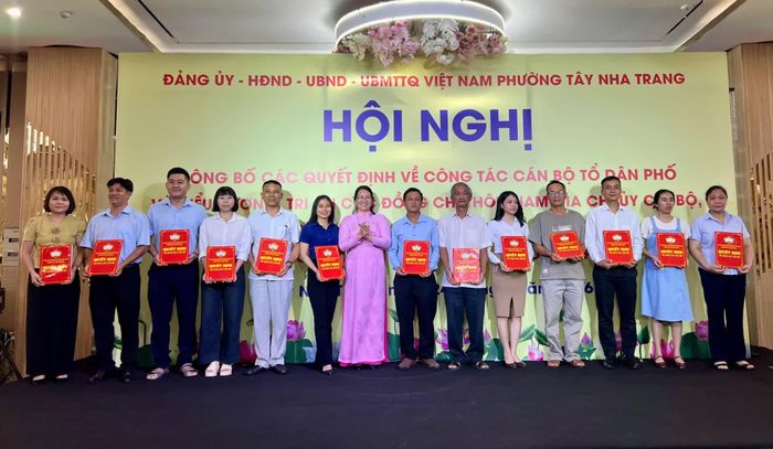 Bà Trần Thị Hồng Vân - Chủ tịch Ủy ban MTTQ Việt Nam phường Tây Nha Trang trao quyết định chỉ định Trưởng ban Công tác mặt trận tổ dân phố.