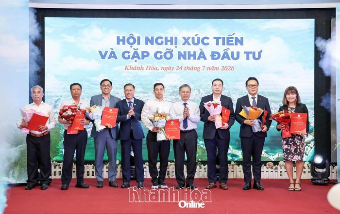 Đồng chí Trần Hòa Nam và lãnh đạo Ban Quản lý Khu kinh tế và Khu công nghiệp tỉnh trao giấy chứng nhận cho các nhà đầu tư.