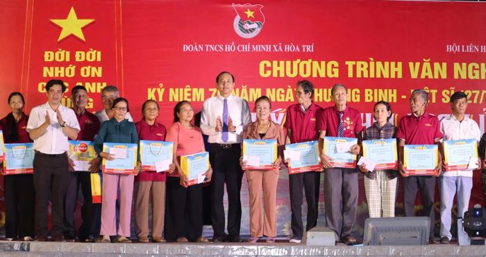 Tặng quà cho các gia đình có công với cách mạng trên địa bàn xã.
