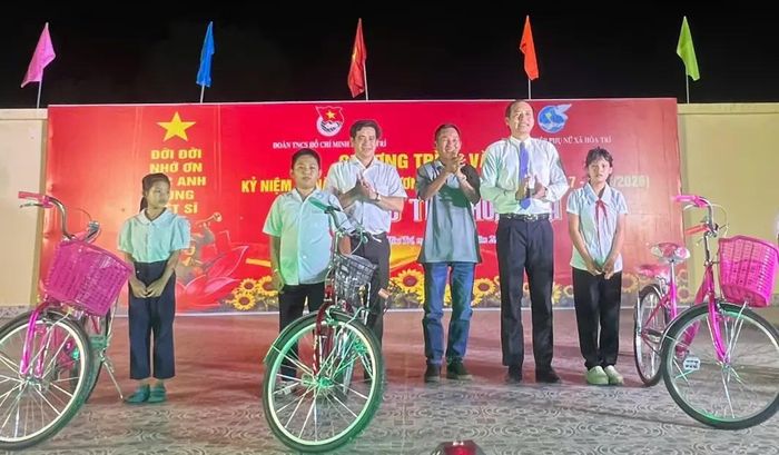 Tặng xe đạp cho trẻ em mồ côi, có hoàn cảnh khó khăn.