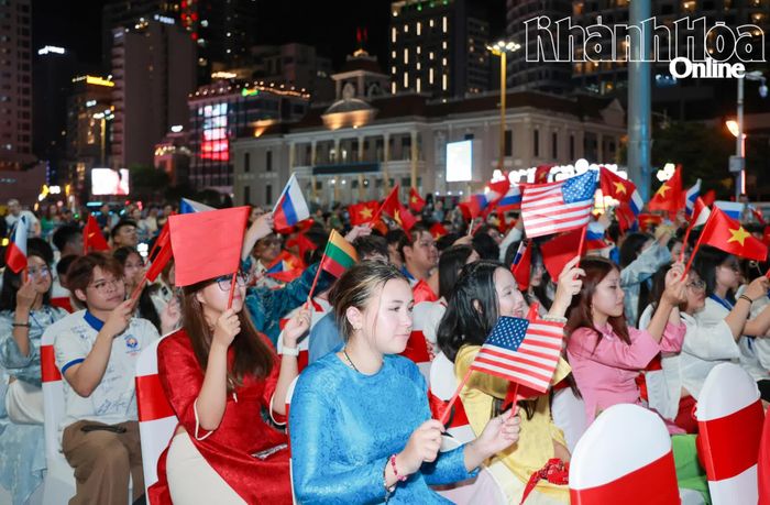 Các trại sinh đến từ nhiều quốc gia, vùng lãnh thổ trên thế giới cổ vũ nhiệt tình cho những tiết mục văn nghệ về quê hương Việt Nam.