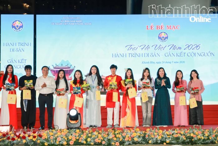 Lãnh đạo Bộ Ngoại giao và Ủy ban MTTQ Việt Nam tỉnh Khánh Hòa tặng quà lưu niệm cho các trại sinh tiêu biểu trong Trại hè Việt Nam 2026.